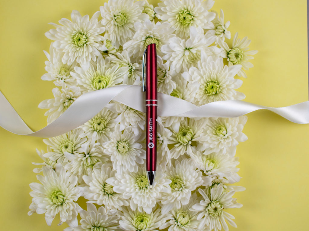 Vozzano metal pen with white flowers ready for gifting
